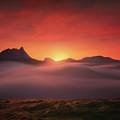 Sunrise from Saibi mountain with sea of clouds